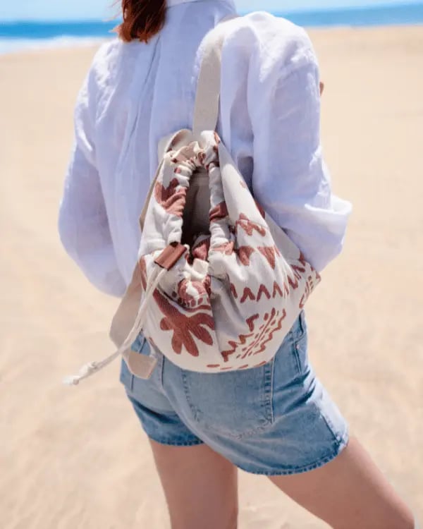 🌊 2-in-1 Convertible Beach Towel Bag